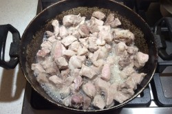 название картинки Картошка с мясом и грибами в горшочках в духовке