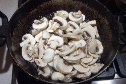 название картинки Картошка с мясом и грибами в горшочках в духовке