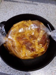 название картинки Картошка с мясом и чесночным соусом в рукаве