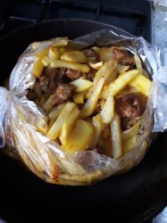 название картинки Картошка с мясом и чесночным соусом в рукаве