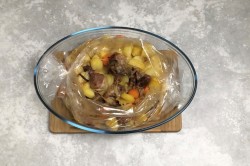 название картинки Картошка с мясом в рукаве в духовке