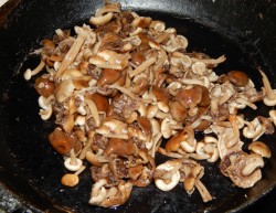 Картошка с опятами жареная