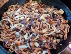 Картошка с опятами жареная