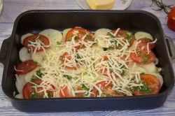 название картинки Картошка с помидорами и сыром в духовке