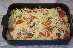 название картинки Картошка с помидорами и сыром в духовке