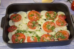 название картинки Картошка с помидорами и сыром в духовке