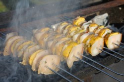 название картинки Картошка с салом на шампурах на мангале