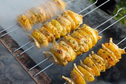 название картинки Картошка с салом на шампурах на мангале