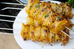 название картинки Картошка с салом на шампурах на мангале