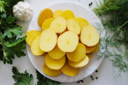 название картинки Картошка с салом на шампурах на мангале