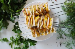 название картинки Картошка с салом на шампурах на мангале