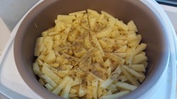 название картинки Картошка тушеная с капустой в мультиварке