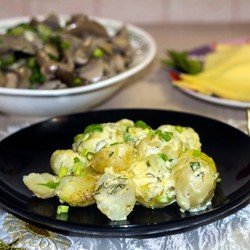 Картошка в чесночном соусе запеченная в духовке