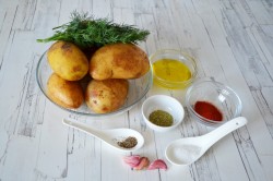 Картошка в рукаве с чесноком и розмарином