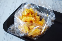 Картошка в рукаве с чесноком и розмарином
