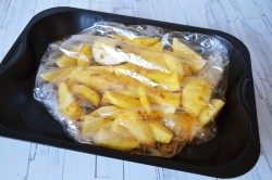Картошка в рукаве с чесноком и розмарином