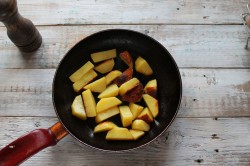 название картинки Картошка в сметане на сковороде