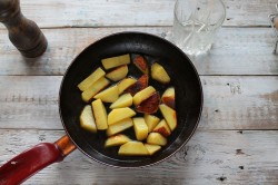 название картинки Картошка в сметане на сковороде