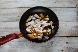 название картинки Картошка в сметане на сковороде