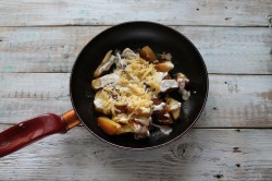 название картинки Картошка в сметане на сковороде