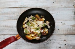 название картинки Картошка в сметане на сковороде