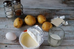 Картошка в сметане с сыром в духовке