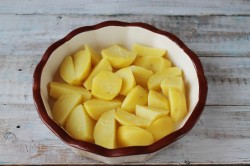 Картошка в сметане с сыром в духовке