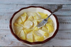 Картошка в сметане с сыром в духовке