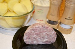 название картинки Картошка запеченная с сальтисоном в духовке