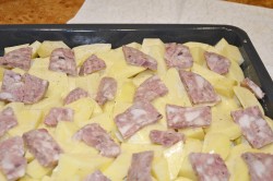 название картинки Картошка запеченная с сальтисоном в духовке