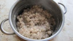 Каша злаковая с яйцом и беконом