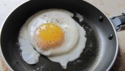 Каша злаковая с яйцом и беконом