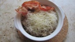 Каша злаковая с яйцом и беконом