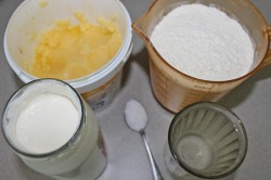 Лепешки из слоеного теста на сковороде