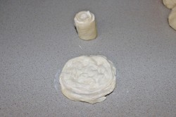 Лепешки из слоеного теста на сковороде