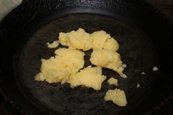 Лепешки из слоеного теста на сковороде