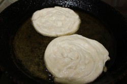 Лепешки из слоеного теста на сковороде