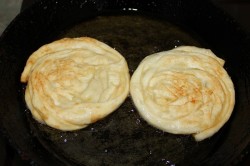 Лепешки из слоеного теста на сковороде