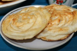 Лепешки из слоеного теста на сковороде