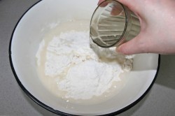 Лепешки из слоеного теста на сковороде