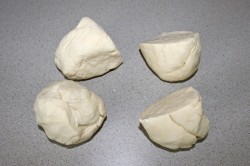 Лепешки из слоеного теста на сковороде