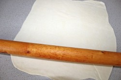 Лепешки из слоеного теста на сковороде