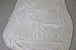 Лепешки из слоеного теста на сковороде