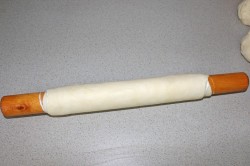 Лепешки из слоеного теста на сковороде