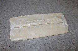 Лепешки из слоеного теста на сковороде