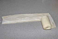 Лепешки из слоеного теста на сковороде