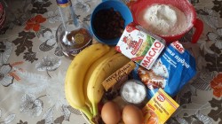 Кекс с кусочками бананов и изюмом в коньяке