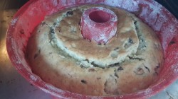 Кекс с кусочками бананов и изюмом в коньяке