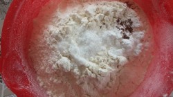 Кекс с кусочками бананов и изюмом в коньяке