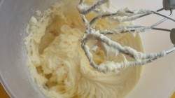 Кекс с кусочками бананов и изюмом в коньяке